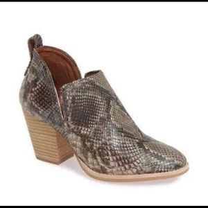 Taupe/brown snakeskin Jeffrey Campbell Rosalee ankle booties size 9.5